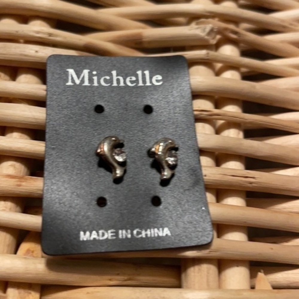 💛Dolphin w crystal stone stud earrings